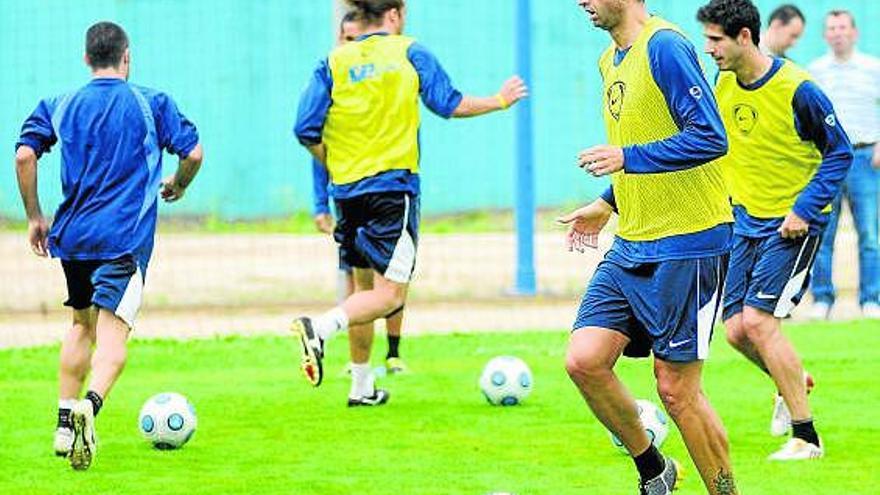 Miguel, con Dani Hedrera detrás, realizando un ejercicio en el entrenamiento de ayer. De espaldas, Invernón y Jandro.