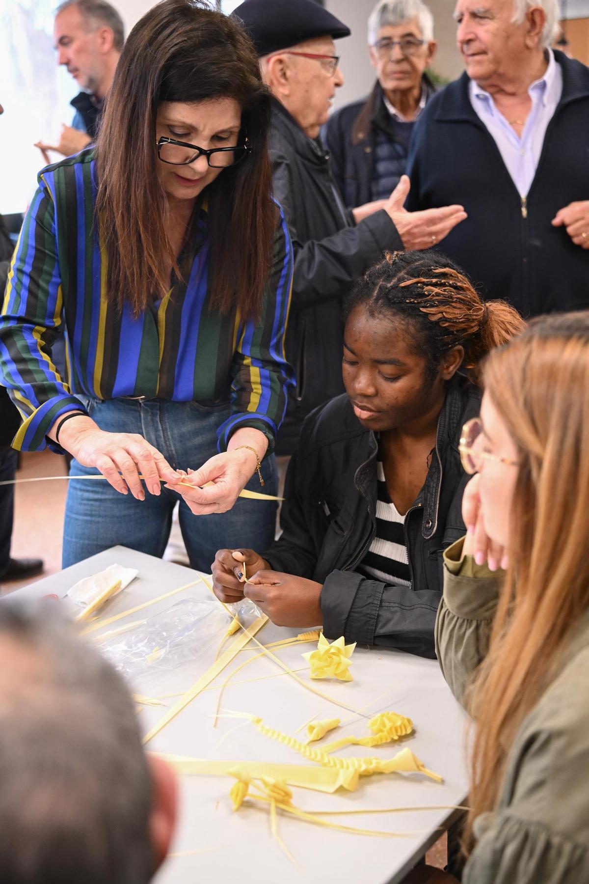 Caritas Elche organiza un taller de palma blanca con el fin de recaudar fondos con unas 7000 solapas para domingo de ramos Caritas Elche organiza un taller de palma blanca con el fin de recaudar fondos con unas 7000 solapas para domingo de ramos