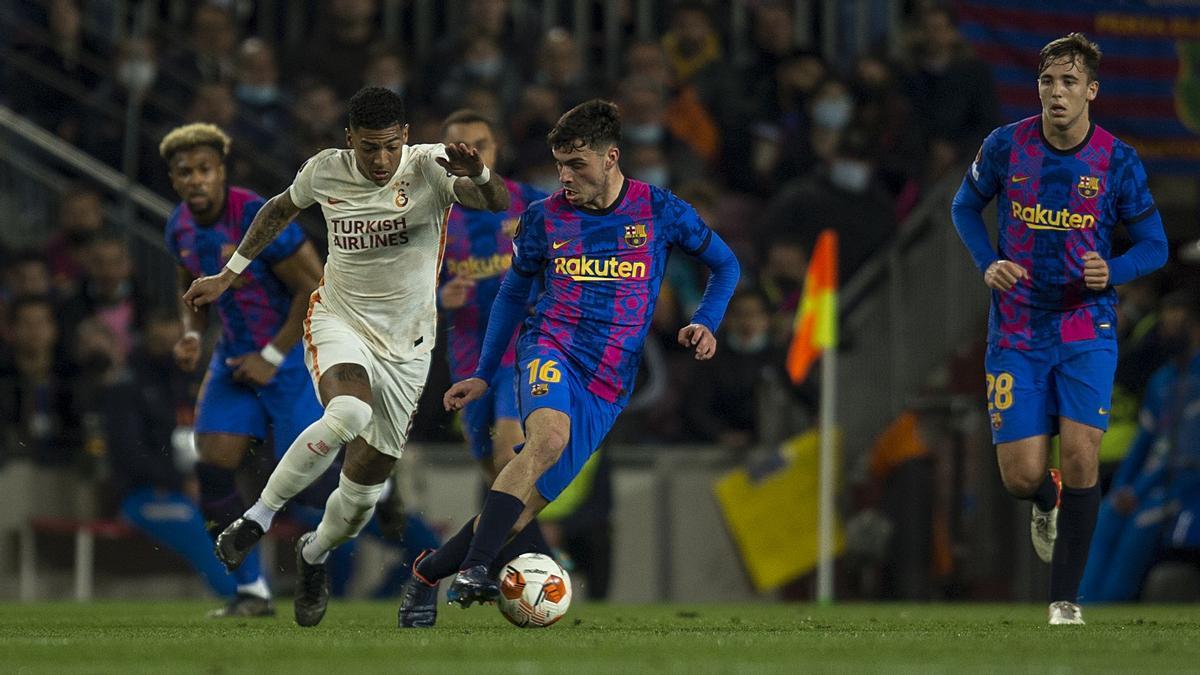 Pedri conduce el balón desde la defensa durante el partido de ida de los 1/8 de final de la Europa League entre el FC Barcelona y el Galatasaray