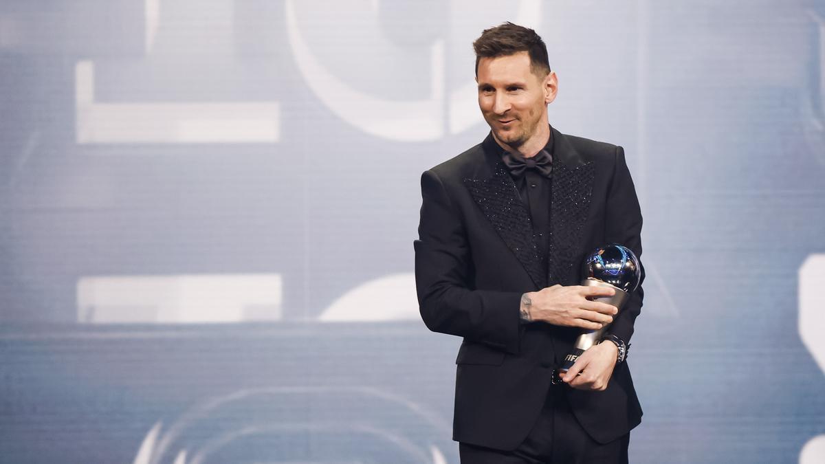 Lionel Messi con el premio al mejor jugador en la gala  de los premios The Best FIFA 2023 celebrados en París