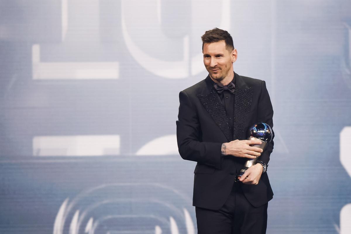 Lionel Messi con el premio al mejor jugador en la gala  de los premios The Best FIFA 2023 celebrados en París