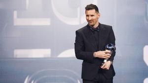 Lionel Messi con el premio al mejor jugador en la gala  de los premios The Best FIFA 2023 celebrados en París