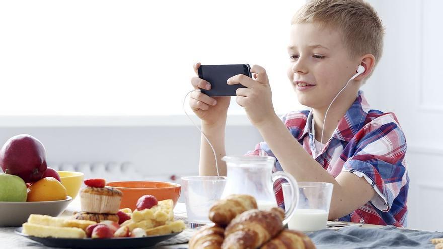 Mi hijo solo come con el móvil: ¿qué hacer?