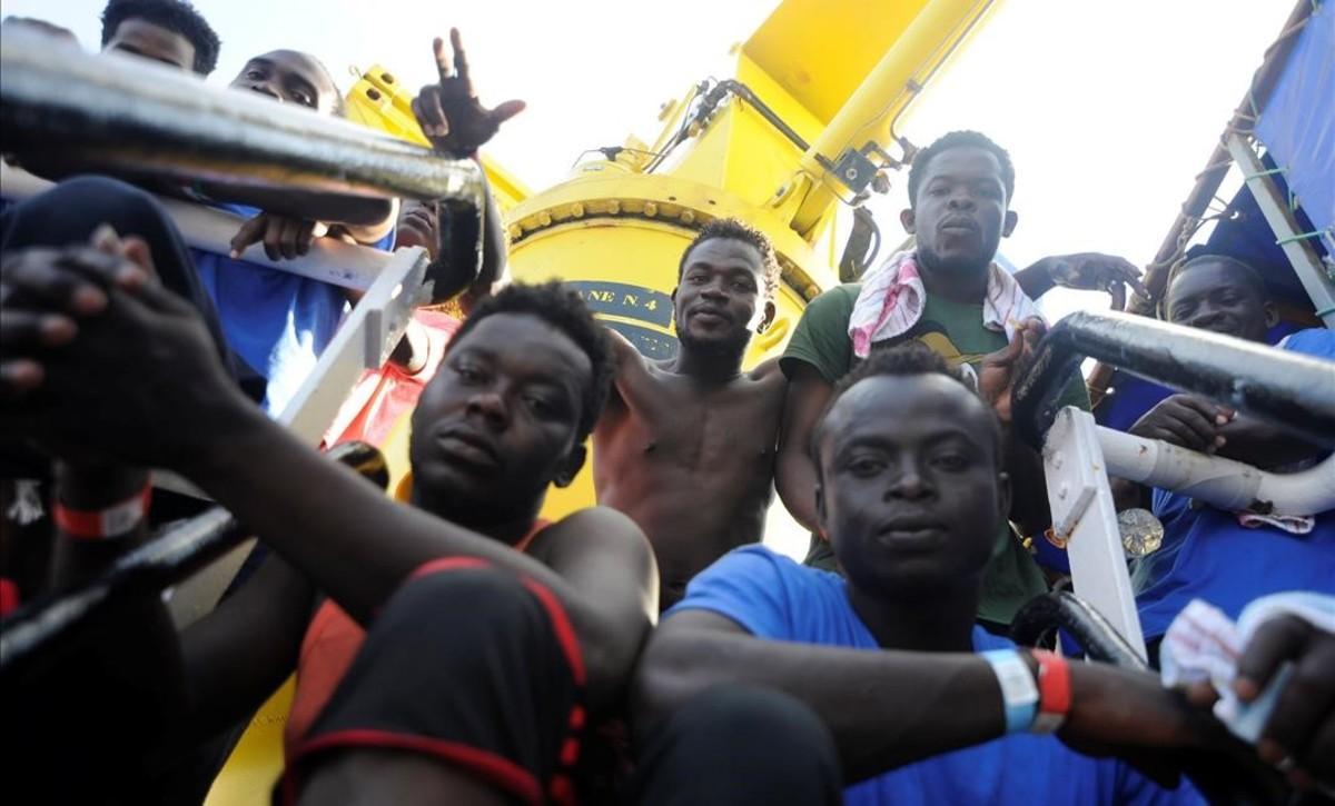 zentauroepp44652953 migrants are seen resting on board of the mv aquarius rescue180813120728