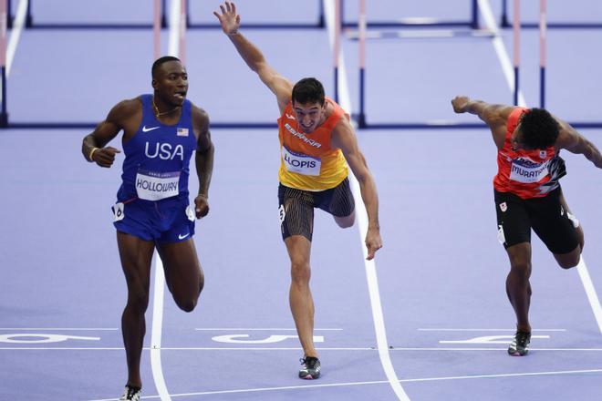 El estadounidense Holloway, el español Enrique Llopis y el japones Rachid Muratake compiten en la semifinal de 110m Vallas masculino parte de los Juegos Olímpicos de París 2024 este miércoles, en la capital gala.