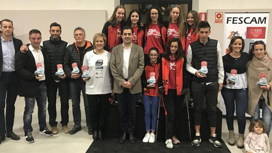 Los premiados en la fiesta del atletismo