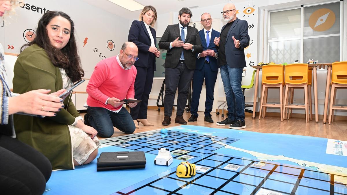 Visita de Fernando López Miras al Centro de Recursos y Profesores de la Región.