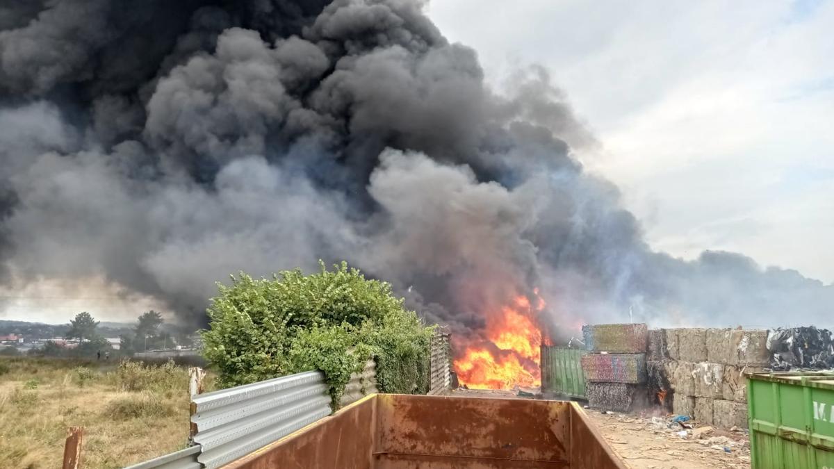 Alarma por un gran incendio en una nave de reciclaje en Llanera