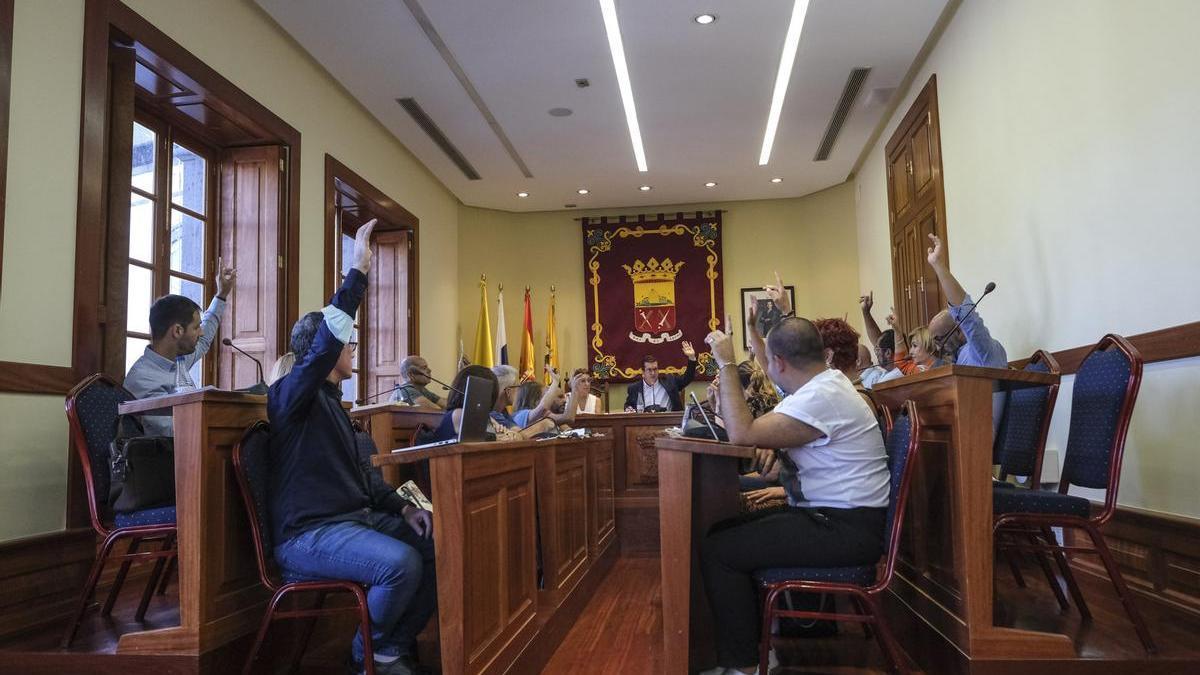 Pleno del Ayuntamiento de Arucas, uno de los consistorios que ha solicitado personal a la Comunidad Autónoma.