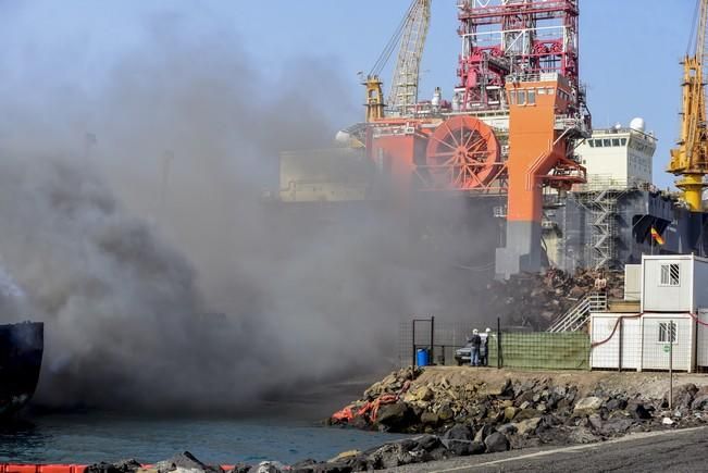 Incendio de un barco en el Muelle Reina Sofia