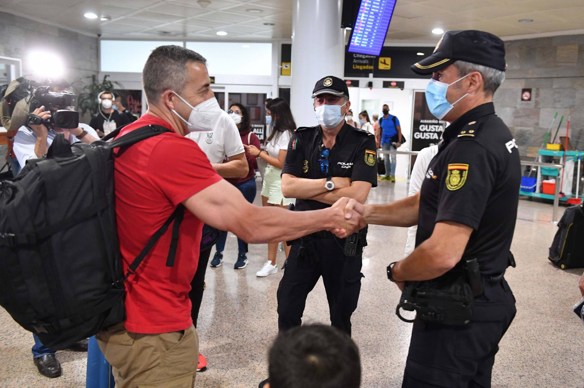 Caluroso recibimiento en el aeropuerto de Alvedro a Víctor Bellón, el policía gallego destinado en Kabul