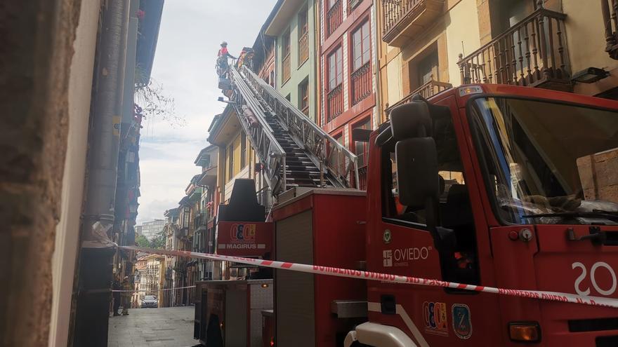 Cortan la calle Mon de Oviedo por la caída repentina de una cornisa