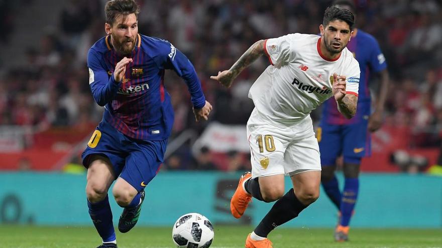 Messi y Ever Banega durante el partido.