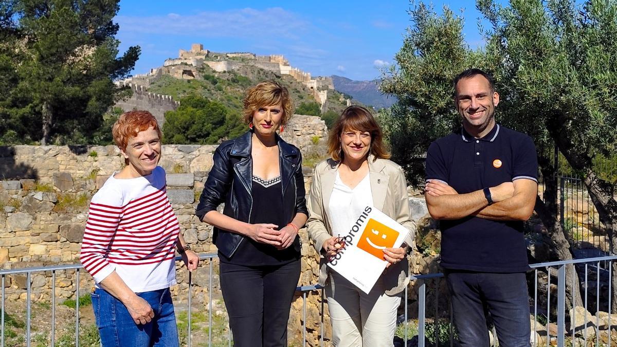La diputada de Compromís, con ediles del partido y su secretario local.