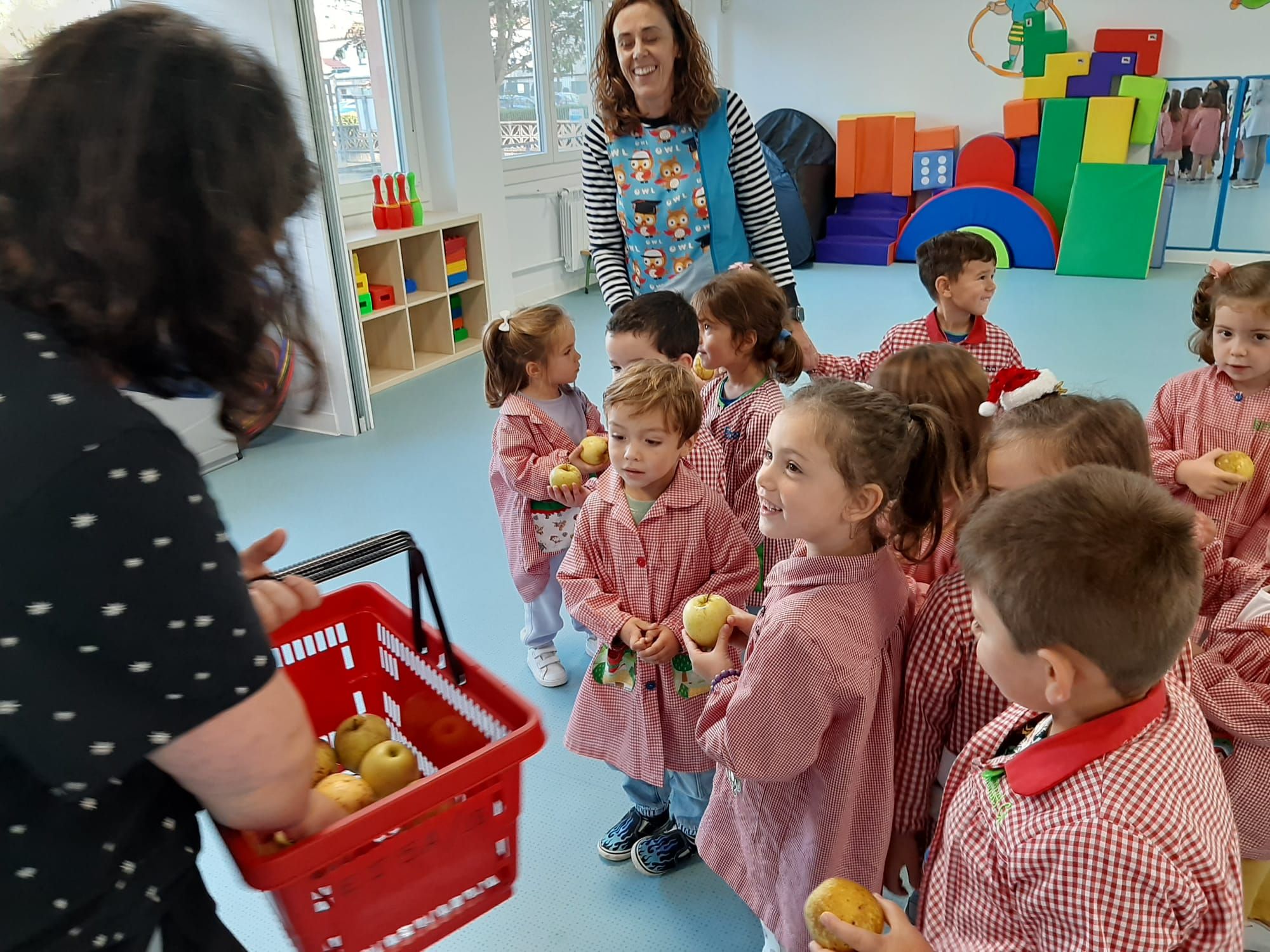 Los niños de Villaviciosa comen "Manzanina" para estar más sanos