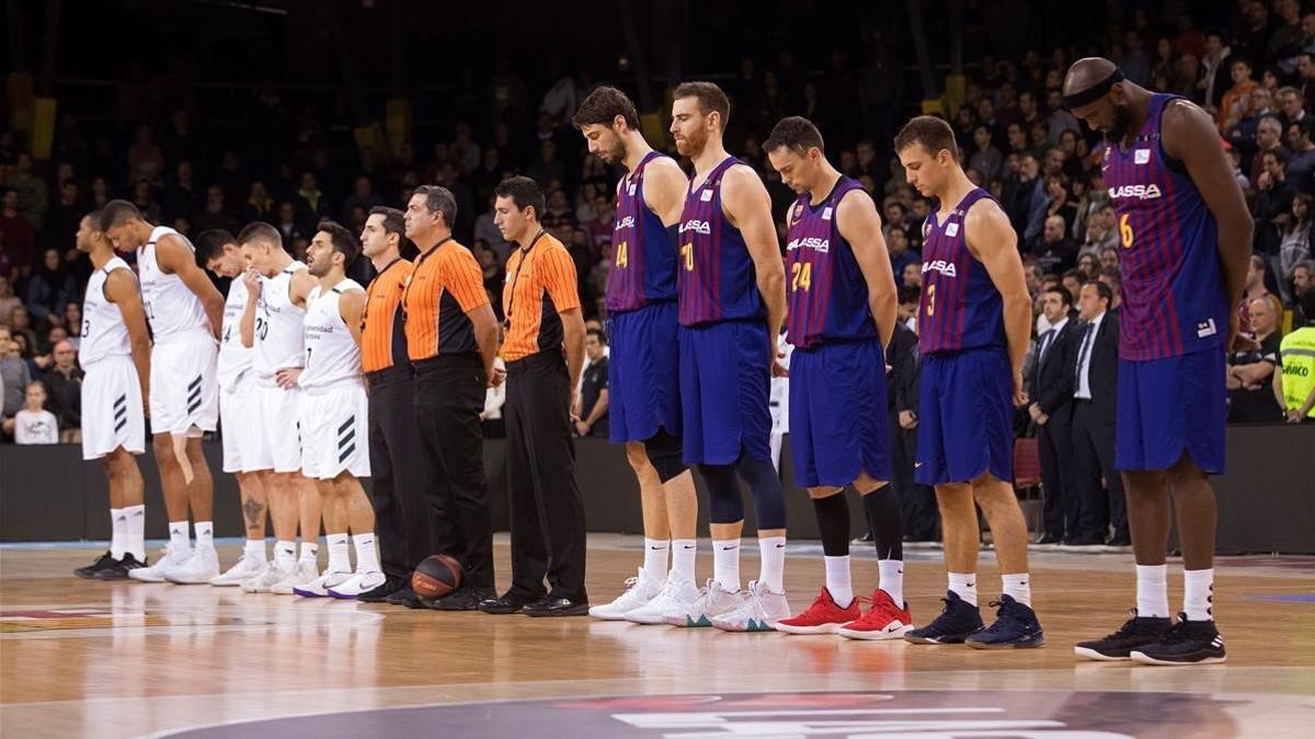 Los jugadores de ambos equipos guardan un minuto de silencio por la muerte del padre de Navarro.