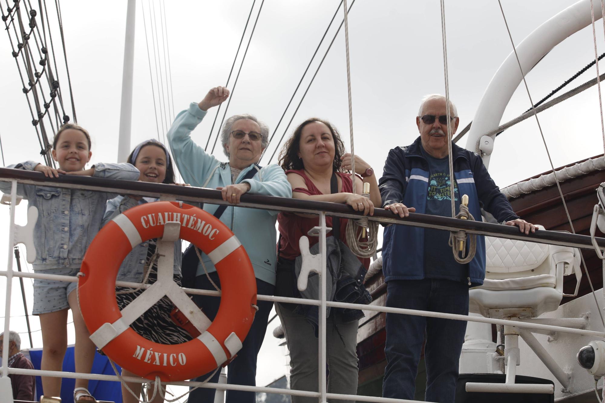 En imágenes: Colas en el puerto de Gijón para visitar el buque escuela de la Armada de México