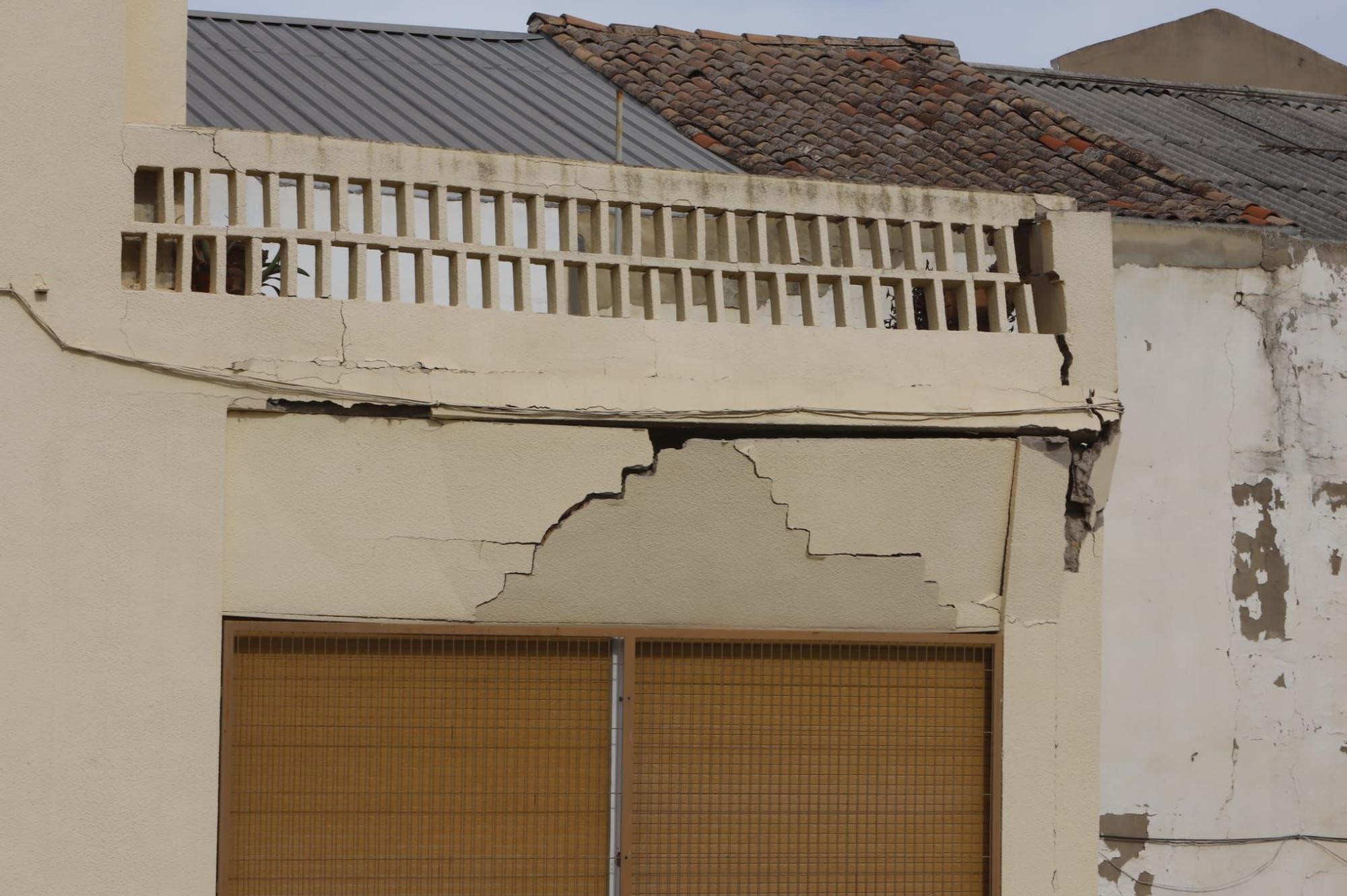 Precintan las inmediaciones de la casa derrumbada en Ontinyent