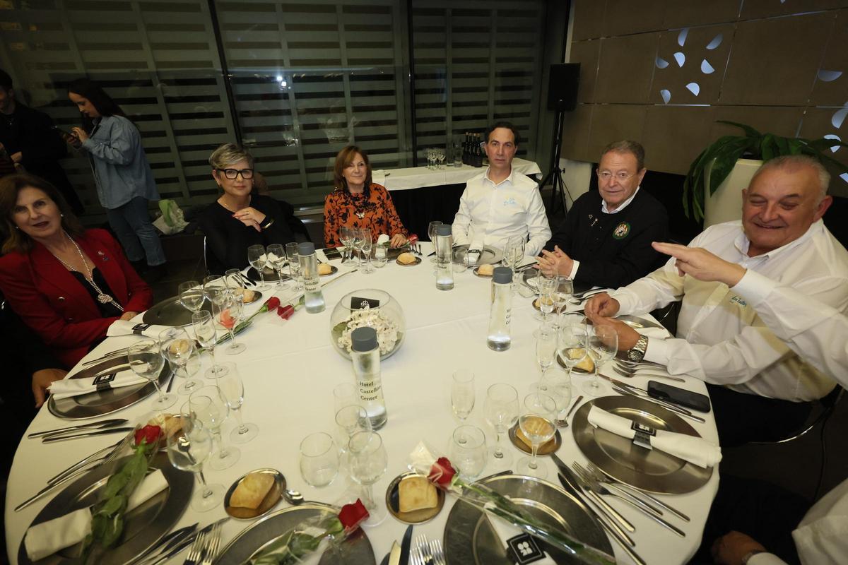 Galería de imágenes: La Filà d'En Trilles recibe el Voladoret d'Or de la Colla del Rei Barbut