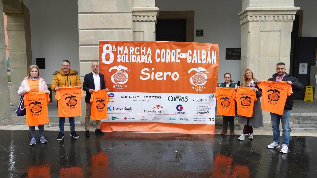 Belén Fernández, Javier Valdés, Jesús Abad, Sandra Corte, Montse Menéndez y Javier Rodríguez, este miércoles, ante el Ayuntamiento de Siero, durante la presentación de la iniciativa.