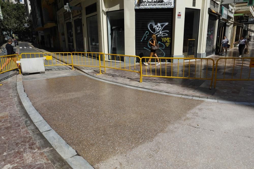 Comienzan a poner el suelo rojo de la Plaza del Ayuntamiento