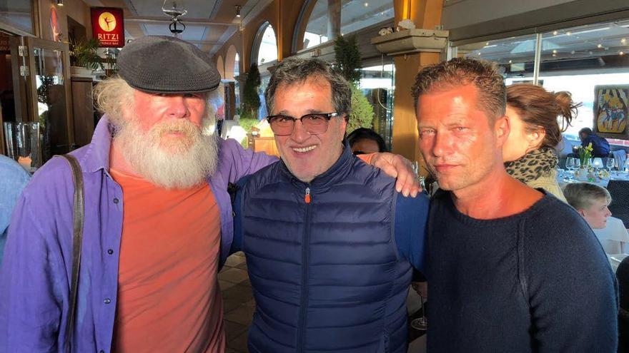 Dieses Foto von Nick Nolte, Bashkim Osmani und Til Schweiger postete das Ritzi am Sonntag (1.4.)