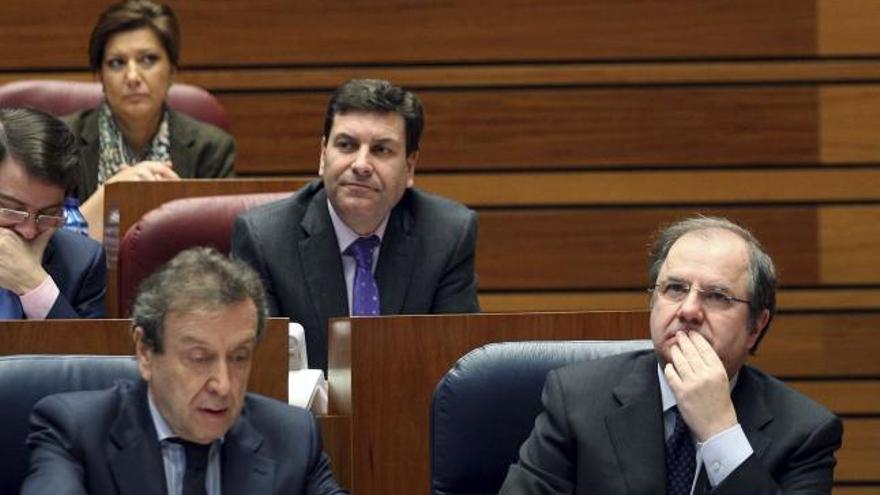 Herrera, a la derecha, junto al portavoz de la Junta, ayer, en el Pleno de las Cortes.