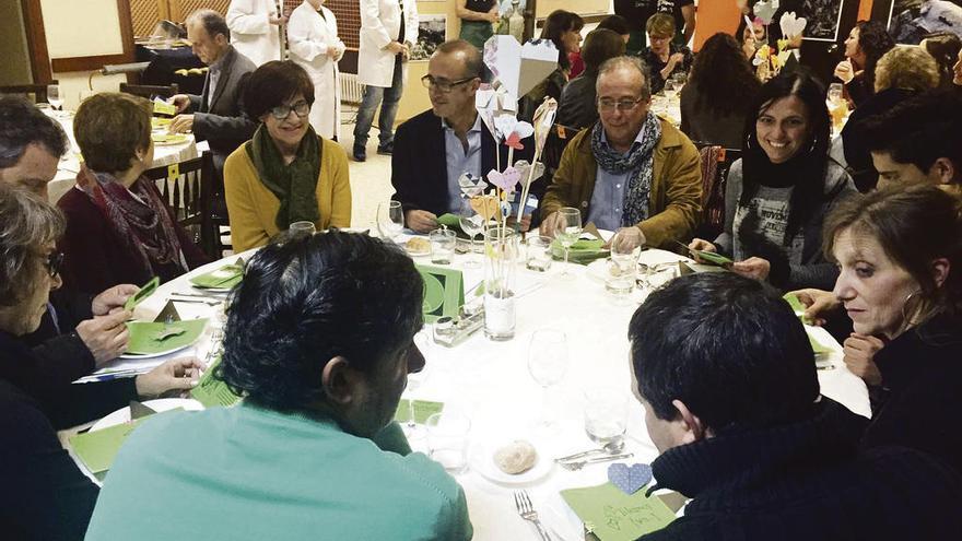 Alumnos preparaban ayer el menú a las órdenes de su profesor de cocina, Álvaro Rey. // Jose Lores