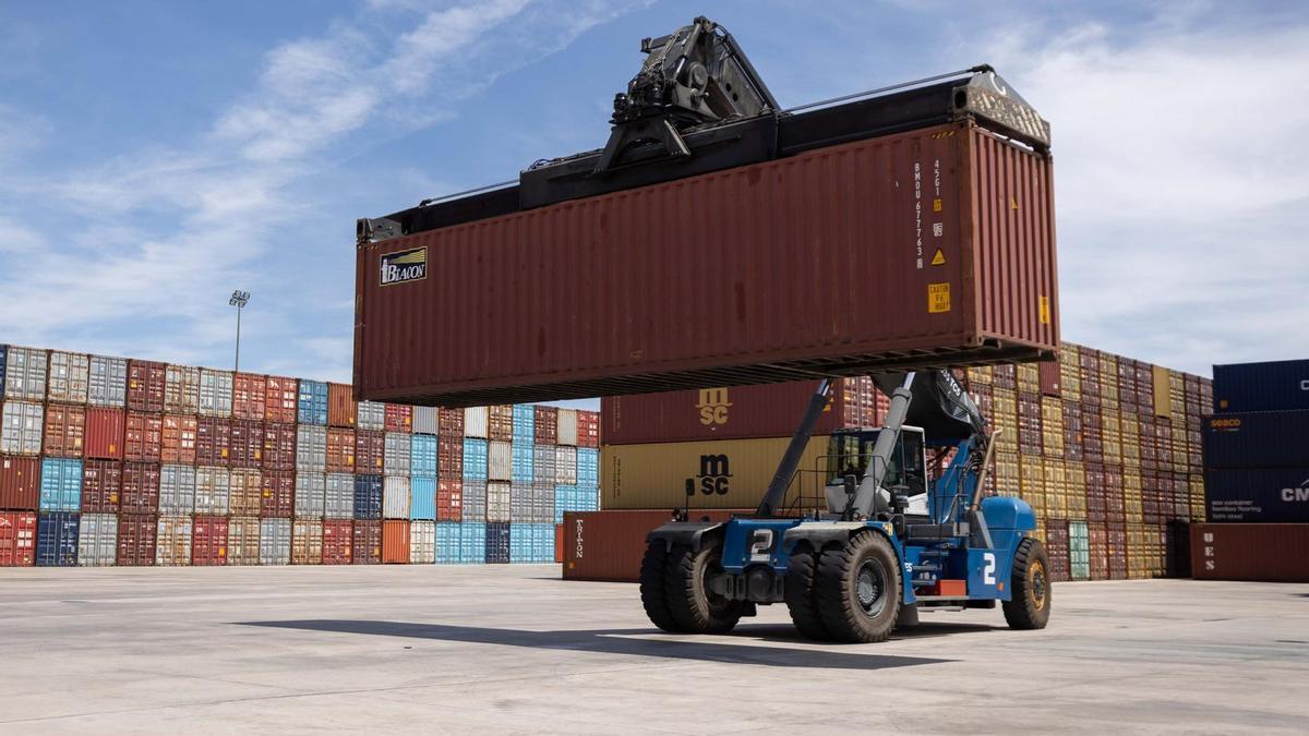 Movimiento de contenedores en la Terminal Marítima de Zaragoza (TMZ), que ha cumplido 25 años desde su nacimiento.