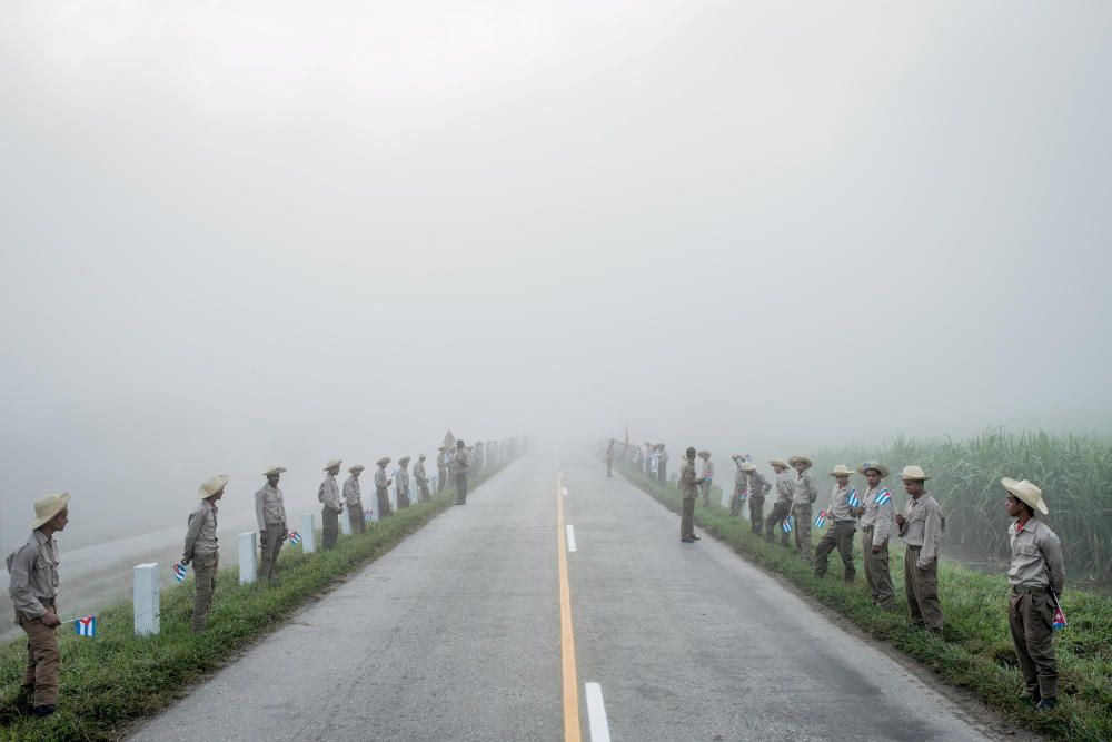 Miembros del Ejército Juvenil del Trabajo esperan en el arcén de la carretera a que pase la caravana que lleva los restos de Fidel Castro. Tomás Munita.