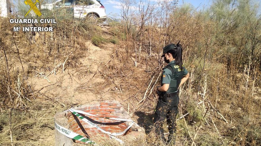 La Guardia Civil auxilia a un hombre que se lanzó a un pozo para rescatar a su perro en Olías.