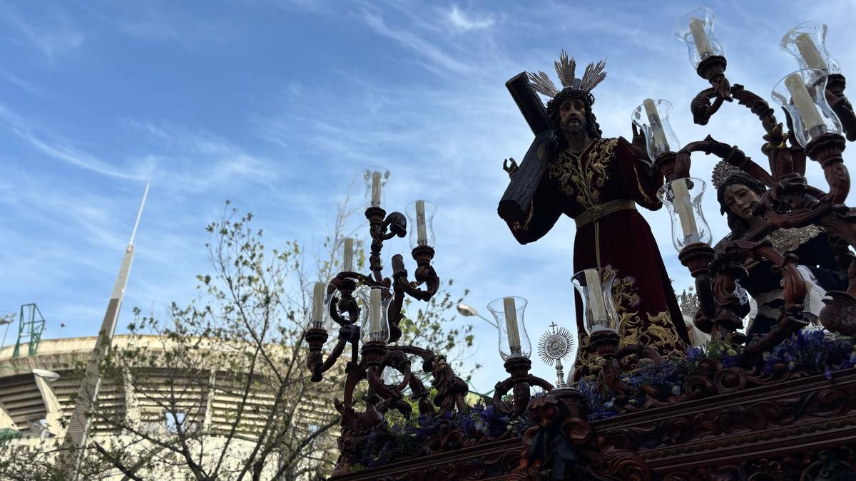 El Santo Cristo de la Misión transcurre por la esquina de Gol Norte y Preferencia del Benito Villamarín.