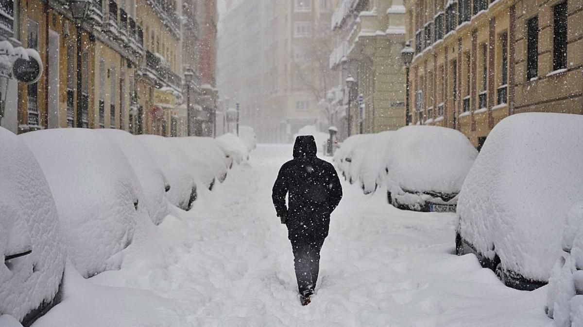 Un home caminant ahir al matí per un carrer del centre de Madrid.