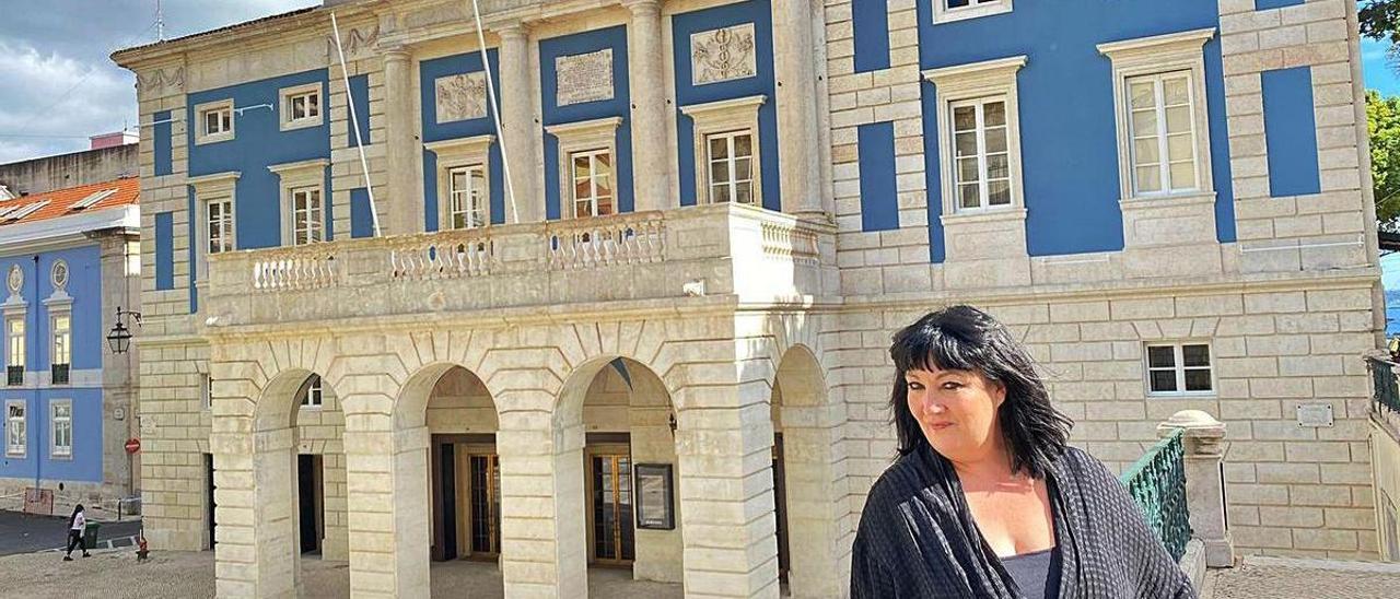 Marina Pardo, ayer, ante el Teatro Nacional São Carlos de Lisboa. | LNE