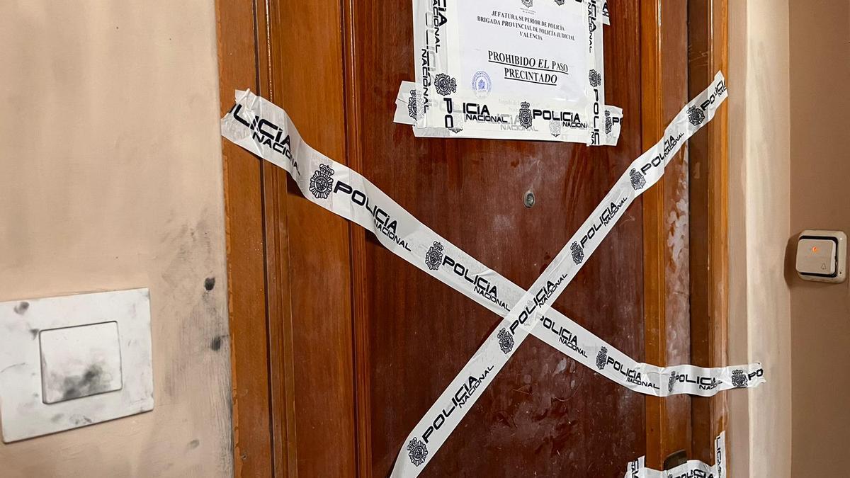 La Policía Científica ha tomado huellas en la puerta del domicilio del canónigo asesinado