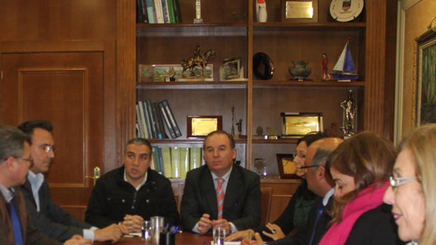 Elías Bendodo, reunido este lunes en el Ayuntamiento de Vélez.