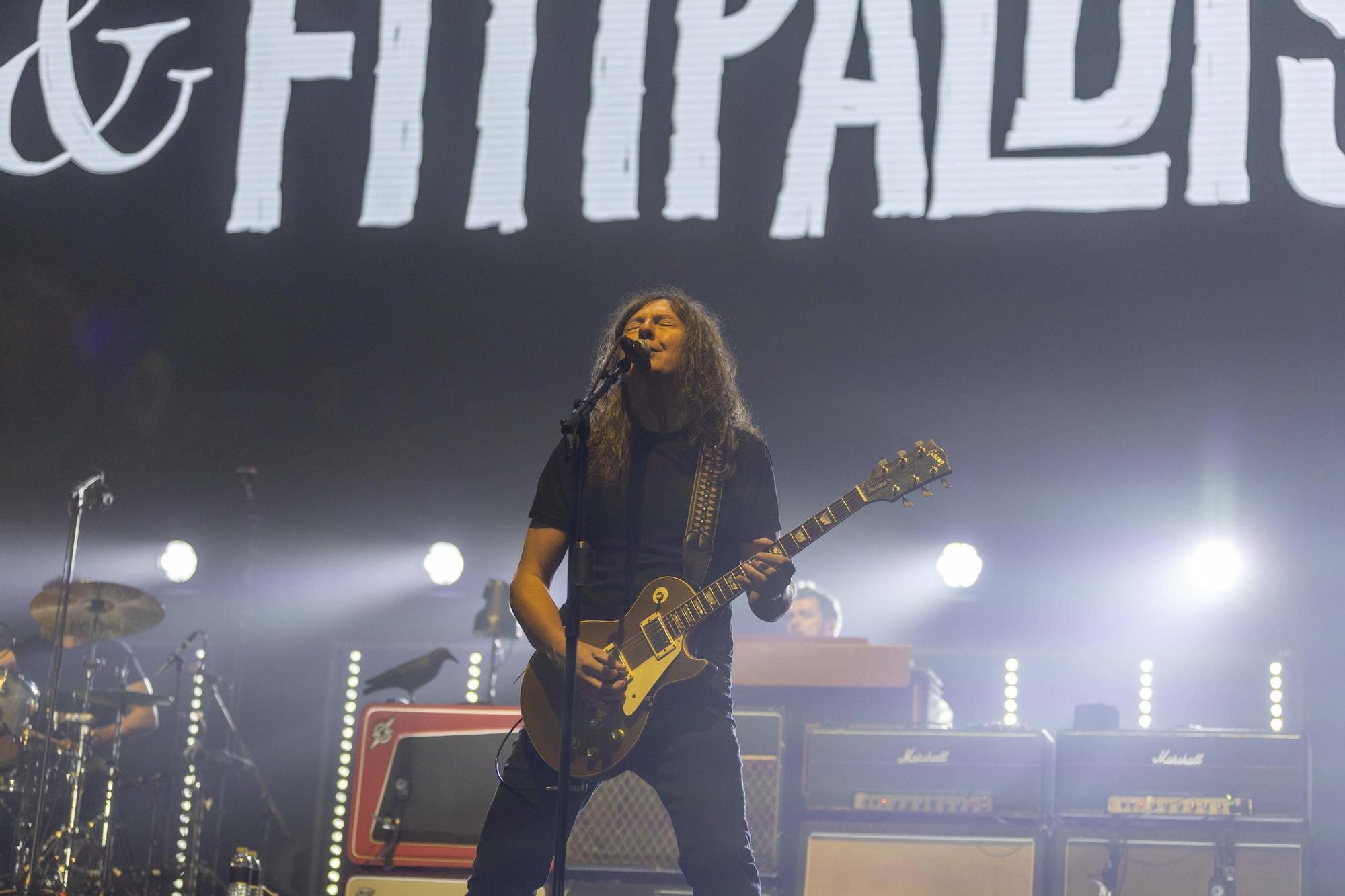 El Multiusos Fontes do Sar a los pies de Fito y sus fitipaldis