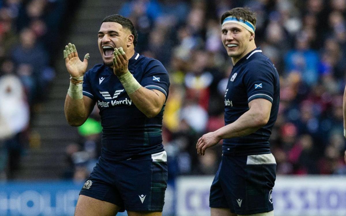 El escocés Sione Tuipulotu celebra un ensayo de su selección