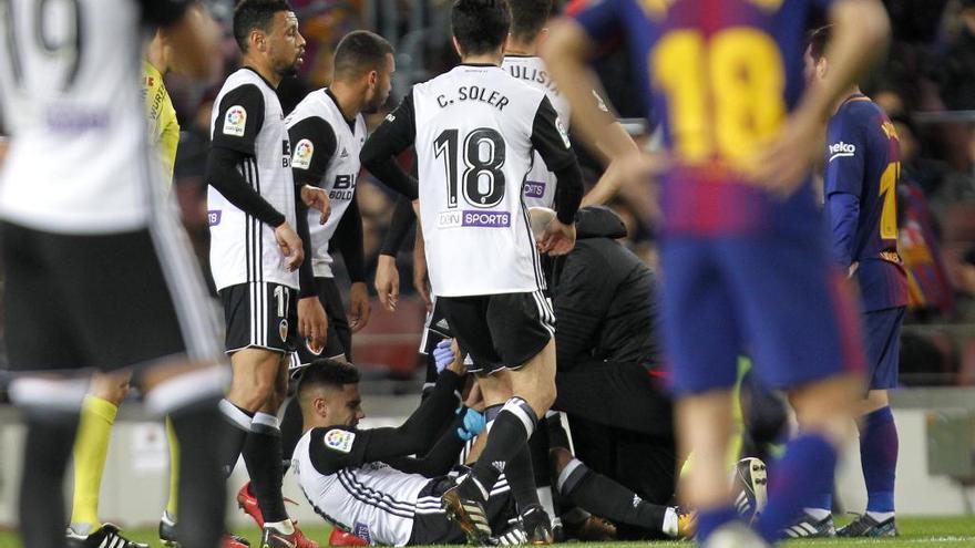 Andreas Pereira es atendido tras recibir la patada de Sergi Roberto.