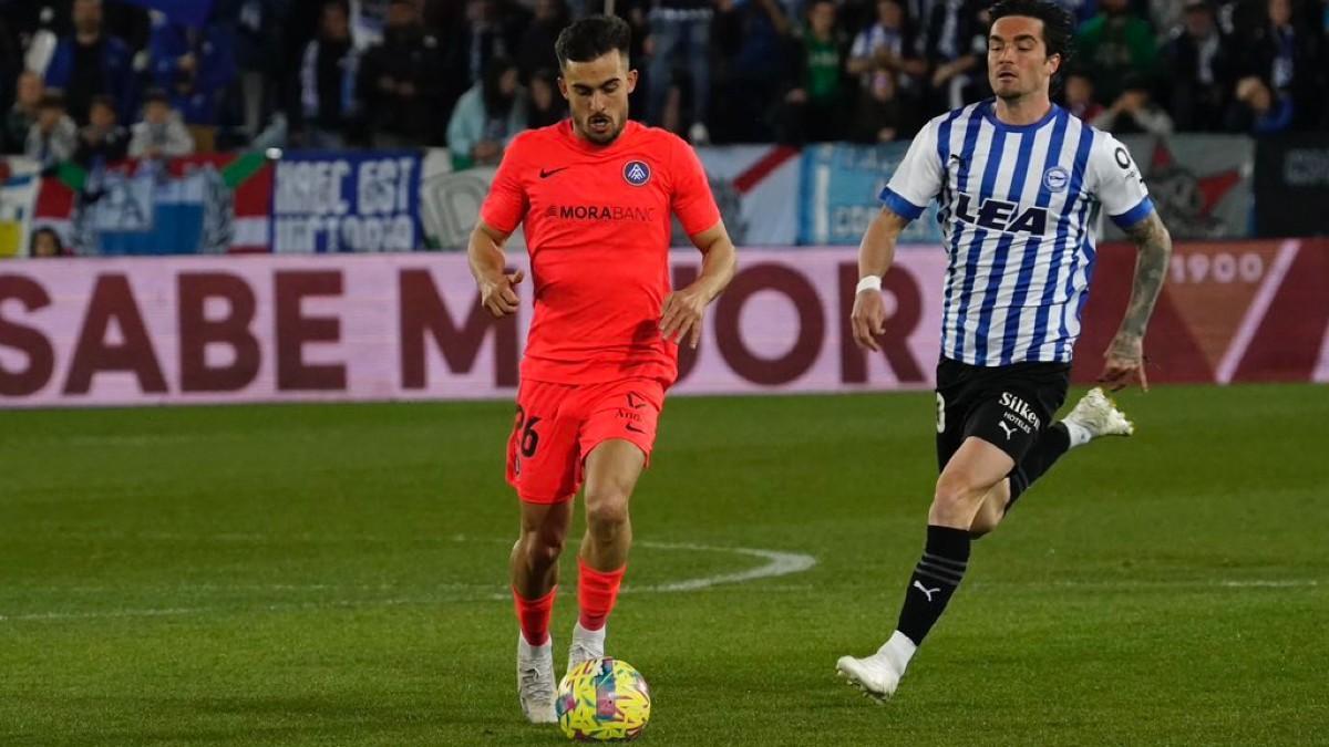 Diego Pampín conduce el esférico durante el enfrentamiento ante el Alavés