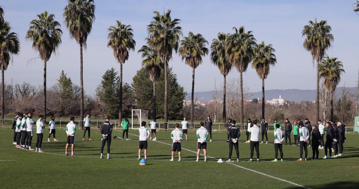 Los jugadores del Córdoba CF, guardando un minuto de silencio.