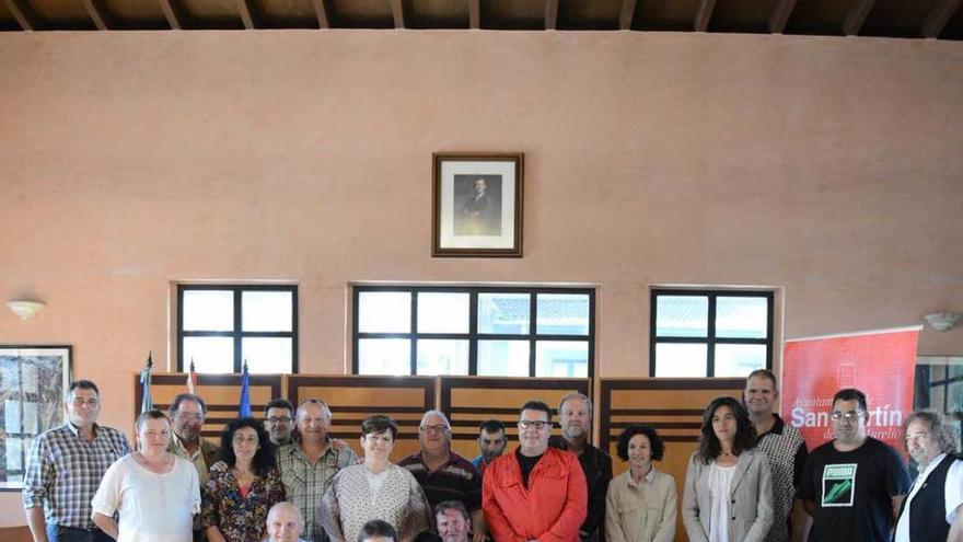 El alcalde de San Martín, con los participantes en el programa.