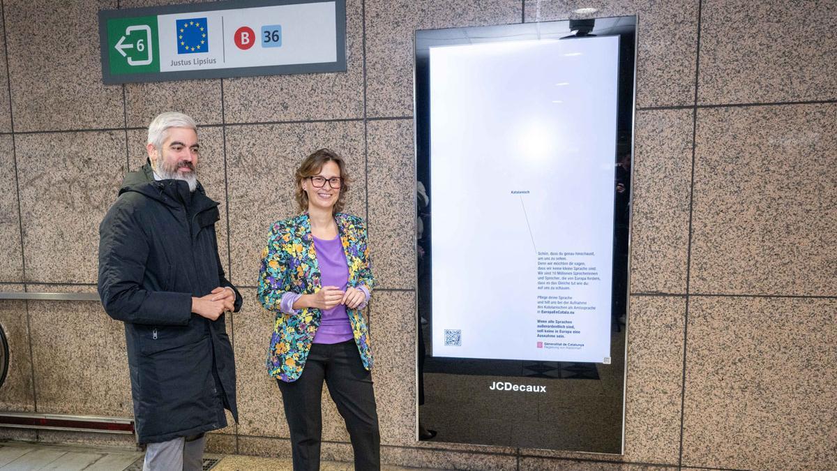 La 'consellera' Serret, junto al delegado del Govern ante la UE, Ignasi Centelles, durante la presentación en Bruselas de la camapaña a favor de la oficialidad del catalán.