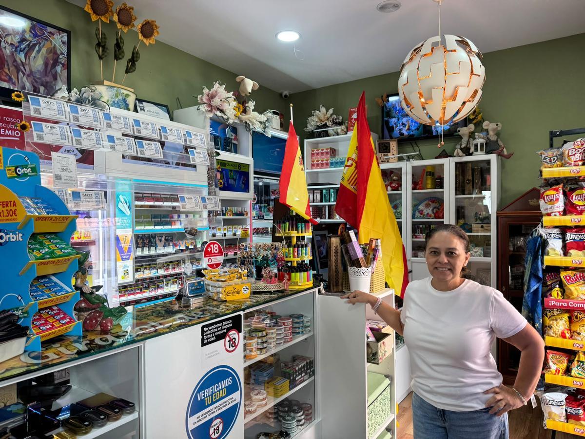Natalia, dependienta de la administración de lotería El Girasol de la Suerte en Arguineguín.