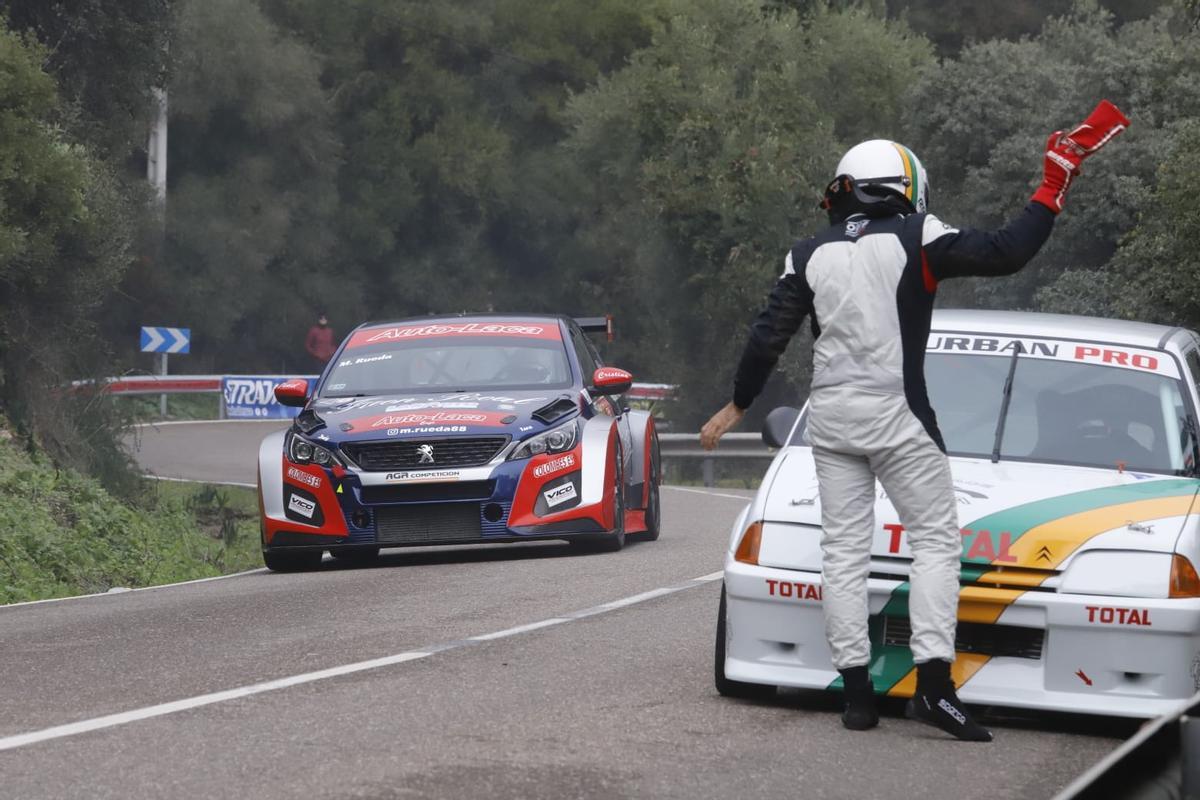 Manuel Rueda (Peugeot 308 TCR) supera a un coche parado en la cuneta.