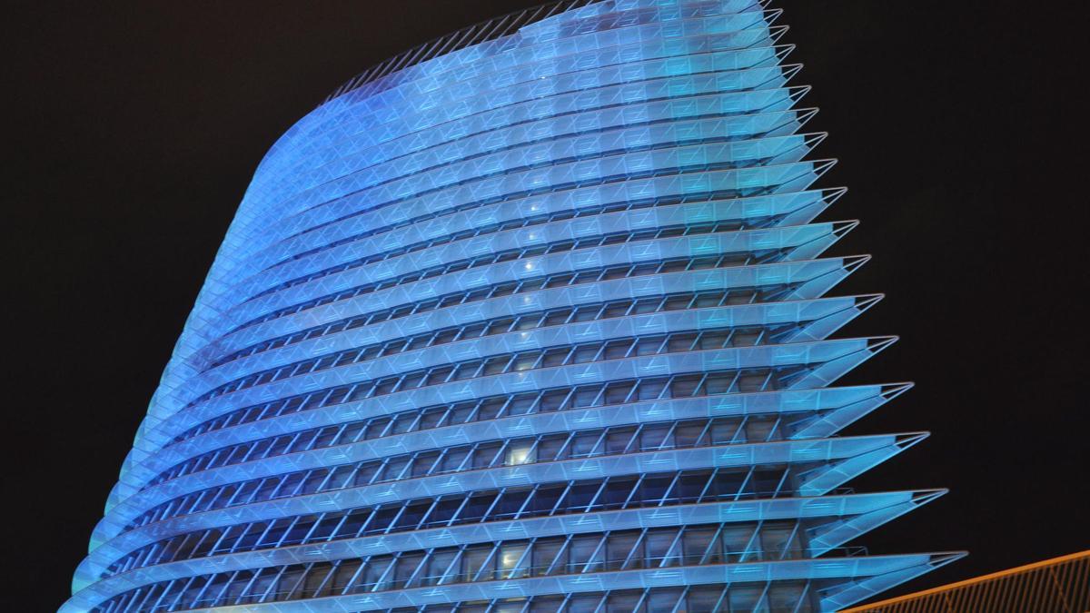 La Torre del Agua de Zaragoza, iluminada en color azul en una de las escasas ocasiones en las que se ha encendido.