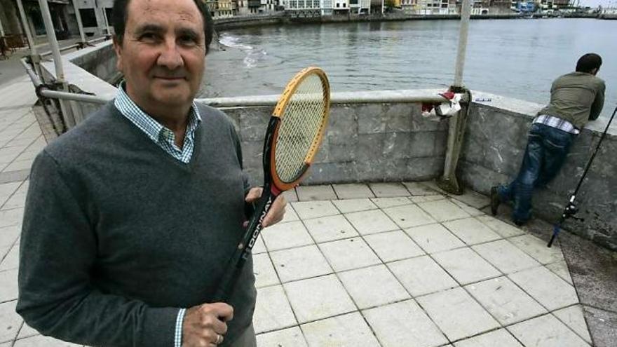 José Manuel Fernández, ayer, posando con una raqueta en Luanco.