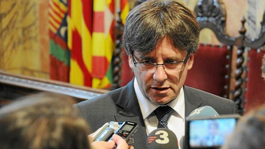 Carles Puigdemont atenent els mitjans ahir a la sala de plens de l&#039;ajuntament de Berga