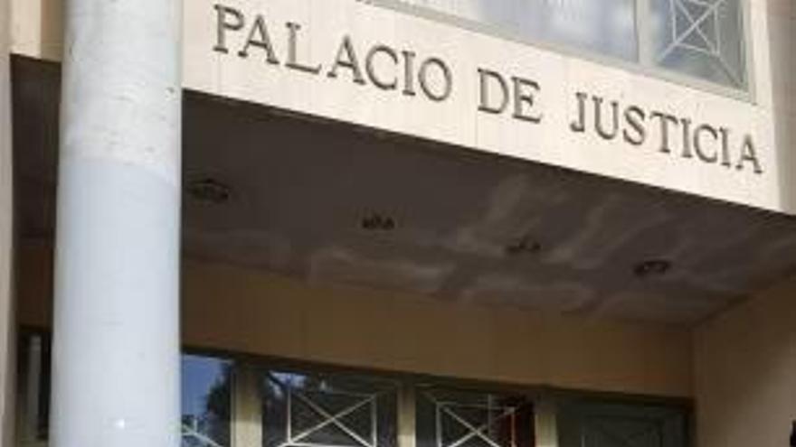 Los tres testigos ayer en la entrada al Palacio de Justicia.