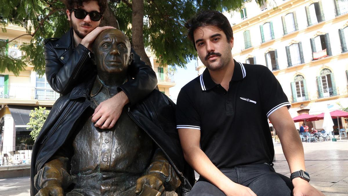 Sixto y Carlos junto a la estatua de Picasso, en la plaza de La Merced.